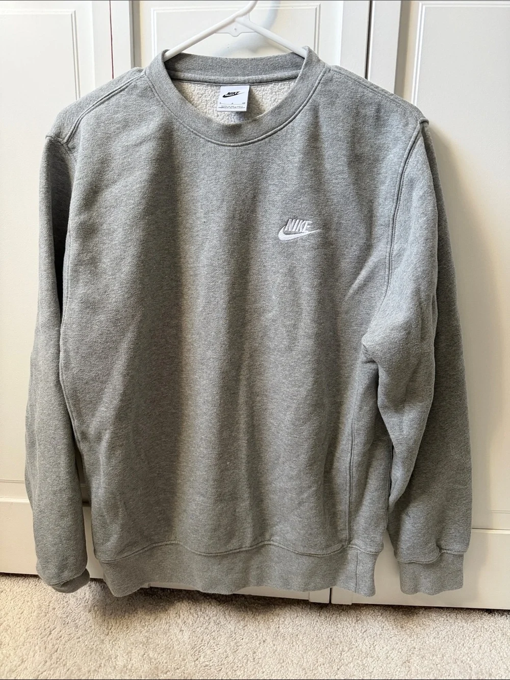 Nike Men’s Light Grey Crewneck Sweatshirt